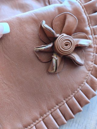 Bolso marrón con flor