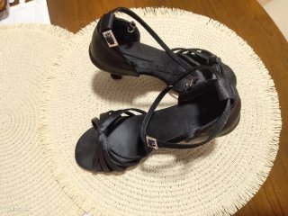 Zapatos de baile negros con pedrería
