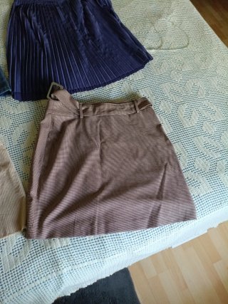 Lote 4 faldas: beige, azul, morado