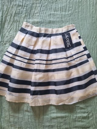 Falda plisada rayas negro/crema. Talla M