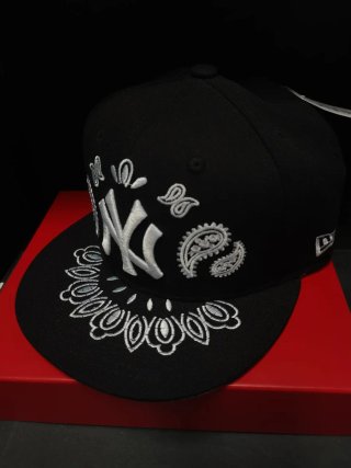 Gorra New Era 59FIFTY Paisley Blanco Talla7.1/8