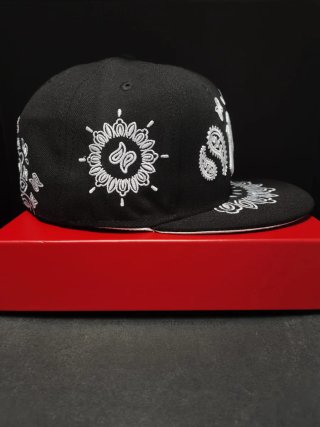 Gorra New Era 59FIFTY Paisley Blanco Talla7.1/8