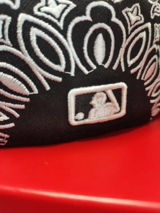 Gorra New Era 59FIFTY Paisley Blanco Talla7.1/8