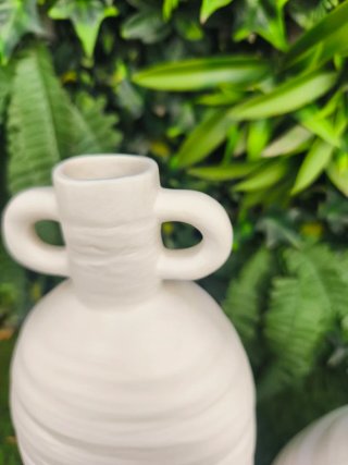 Jarrón de cerámica blanco con asas