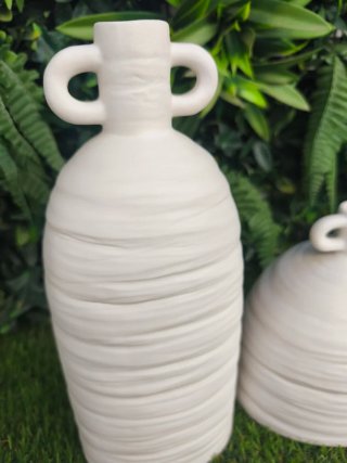 Jarrón de cerámica blanco con asas
