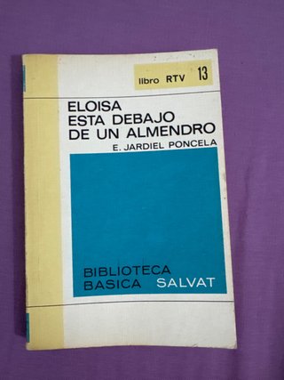 Eloisa esta debajo de un almendro