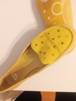 Zapatos planos amarillos Vogue con pedrería