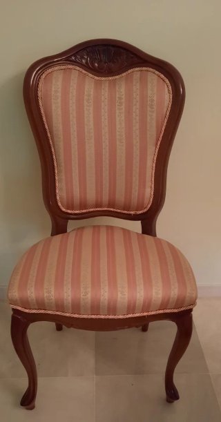 Sillas de madera y tela estilo clásico