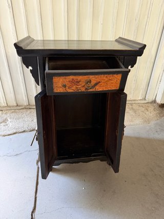 Comodino orientale in legno