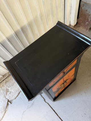 Comodino orientale in legno