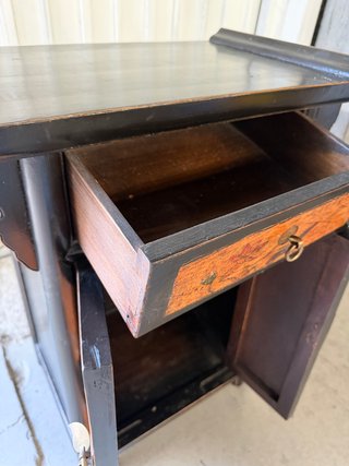 Comodino orientale in legno