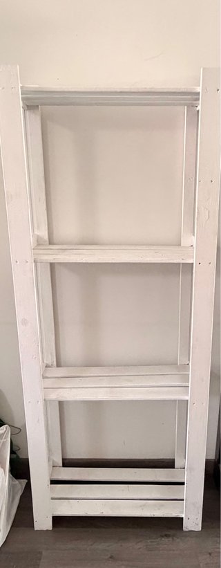 Estantería de madera blanca