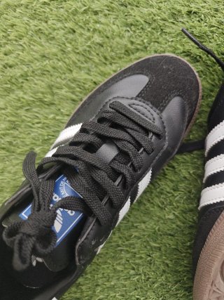 Zapatillas Adidas Negras y Blancas
