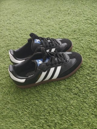 Zapatillas Adidas Negras y Blancas