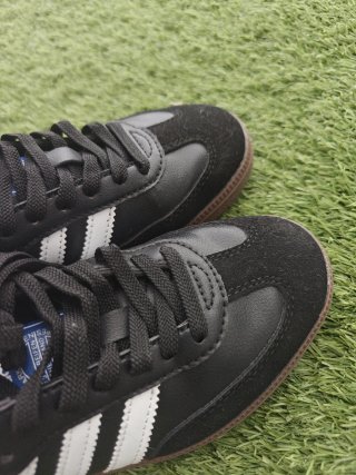 Zapatillas Adidas Negras y Blancas