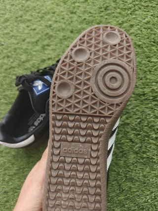 Zapatillas Adidas Negras y Blancas