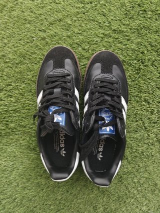 Zapatillas Adidas Negras y Blancas