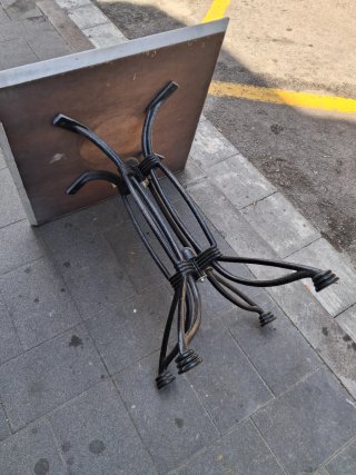 Mesa forjada. Medidas 70×70 altura 77cms.