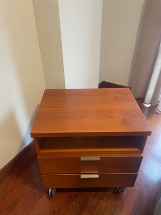 Estantería madera cristal y cajoneras ruedas