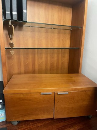 Estantería madera cristal y cajoneras ruedas