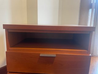 Estantería madera cristal y cajoneras ruedas