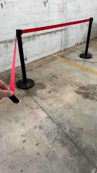 Poste delimitador de filas con cinta retráctil