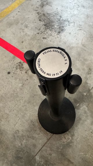 Poste delimitador de filas con cinta retráctil