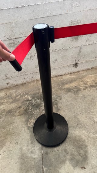 Poste delimitador de filas con cinta retráctil