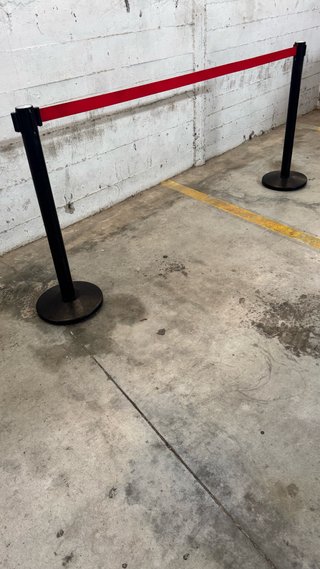 Poste delimitador de filas con cinta retráctil