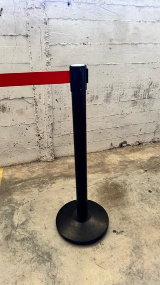 Poste delimitador de filas con cinta retráctil