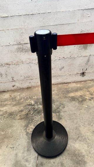 Poste delimitador de filas con cinta retráctil