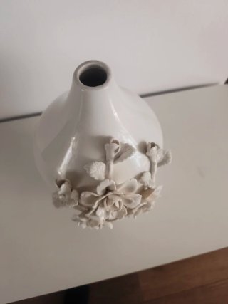 Jarrón de cerámica blanco con flores