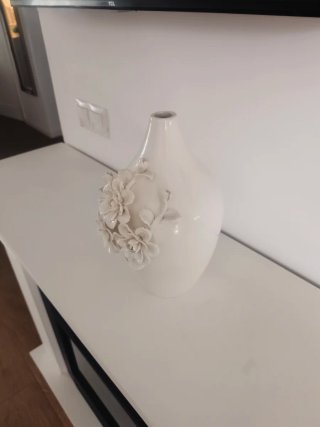 Jarrón de cerámica blanco con flores