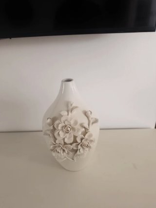 Jarrón de cerámica blanco con flores