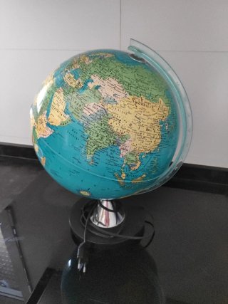 Globo terráqueo iluminado