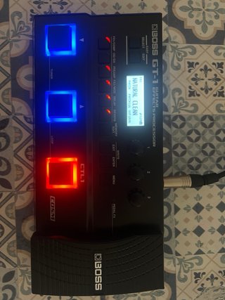 Pedal multiefectos guitarra BOSS GT-1 con 5 usos