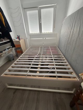Cama blanca con somier de madera