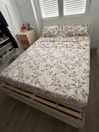 Cama blanca con somier de madera