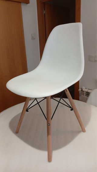 Mesa redonda blanca y 4 sillas.Comedor.
