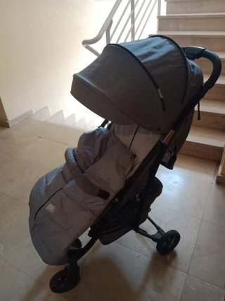 Carro de bebé gris
