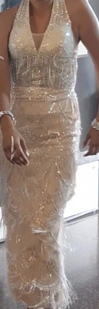 Vestido de fiesta beige y plateado