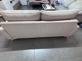 Sofá de tela beige y mesa de centro blanca