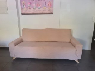 Sofá de tela beige y mesa de centro blanca
