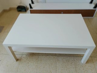 Sofá de tela beige y mesa de centro blanca