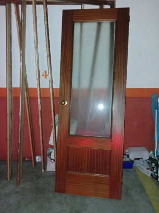 Puerta de madera con cristal y marco