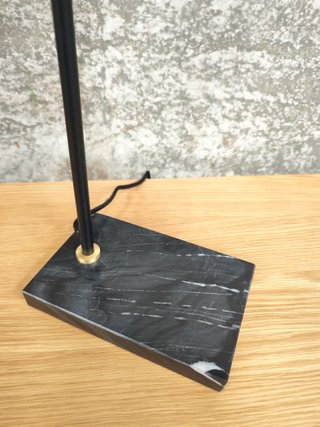 Lámpara de mesa Natsumi de metal, madera y mármol