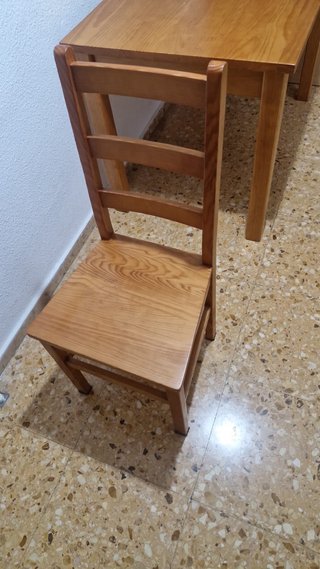 Mesa mas dos sillas  Total mente de madera buena