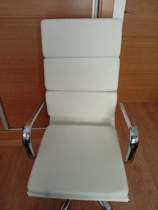 Silla de oficina blanca