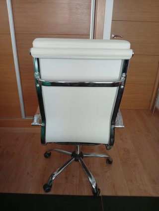 Silla de oficina blanca