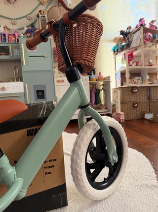 Bicicleta infantil sin pedales + cesta de regalo